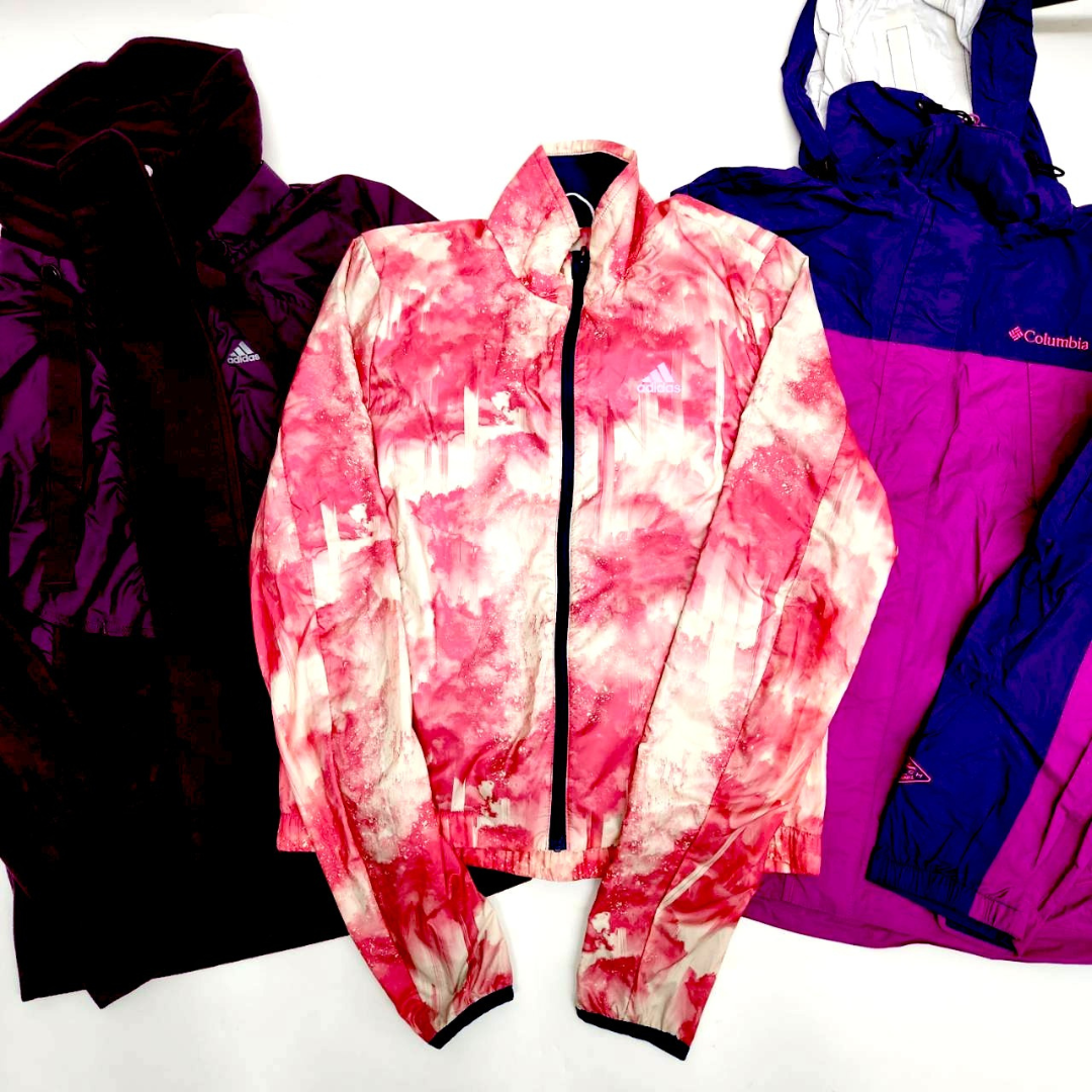 Women's Autumn/Winter Sports Assortment Set: Outerwear, Jacket, Innerwear, Pants, Mixed Style. A collection of Fall/Winter sports brands. [OLD FLIP]