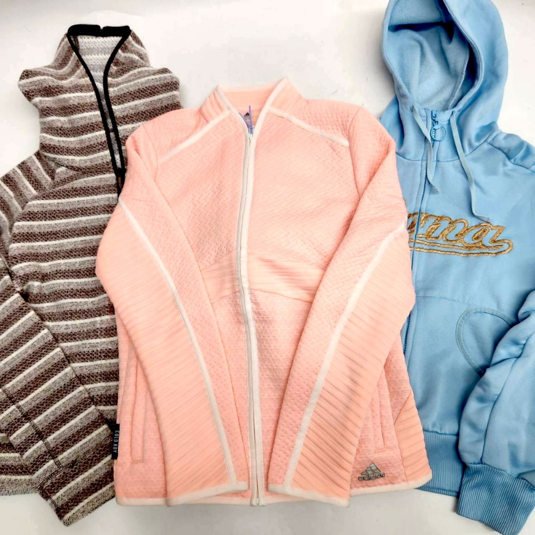 Women's Autumn/Winter Sports Assortment Set: Outerwear, Jacket, Innerwear, Pants, Mixed Style. A collection of Fall/Winter sports brands. [OLD FLIP]