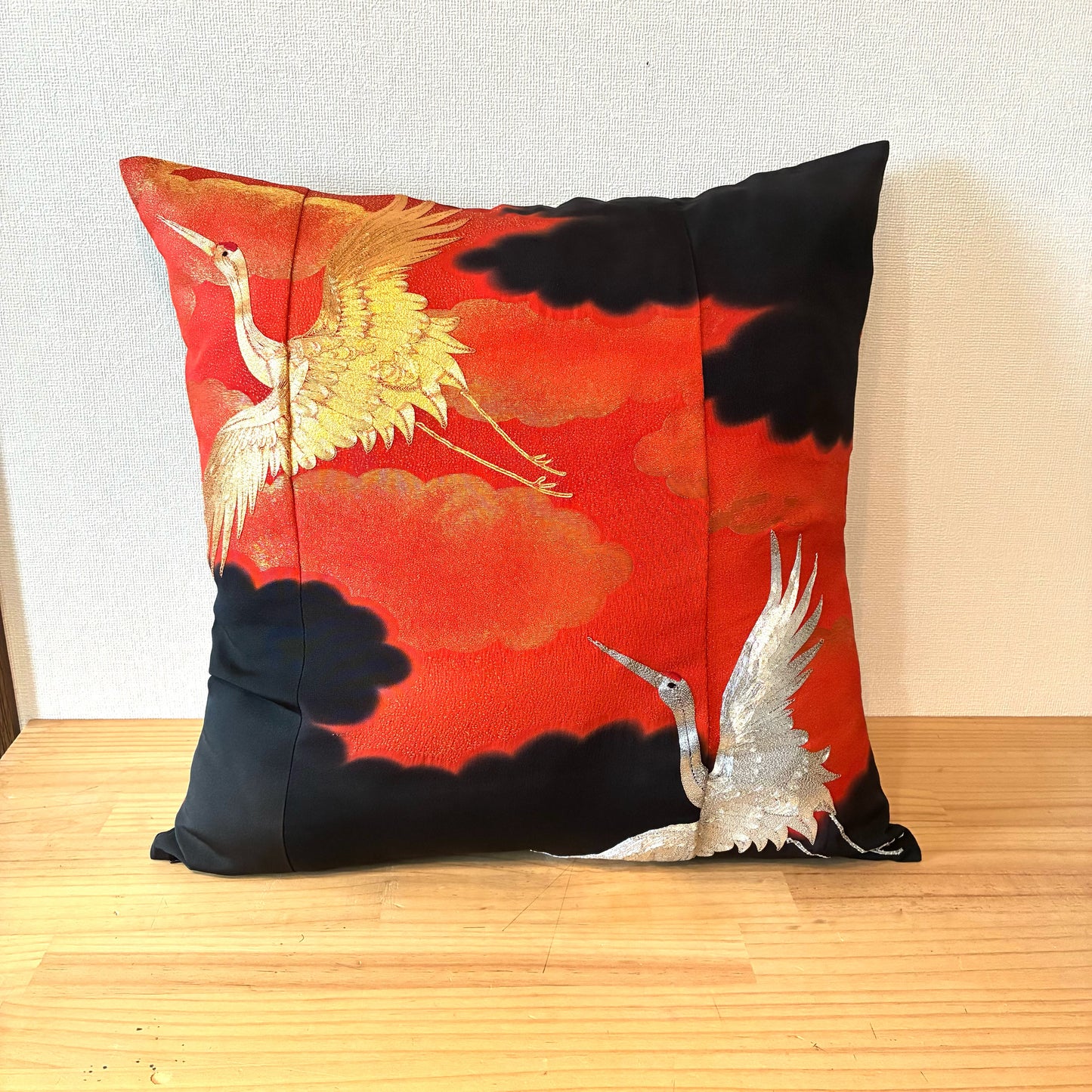 zivun Black Kurotomesode Reconstruction Cushion Cover | Red & Black Gradation Crane Pattern Modern Japanese One-of-a-kind 50x50cm [OLD FLIP]