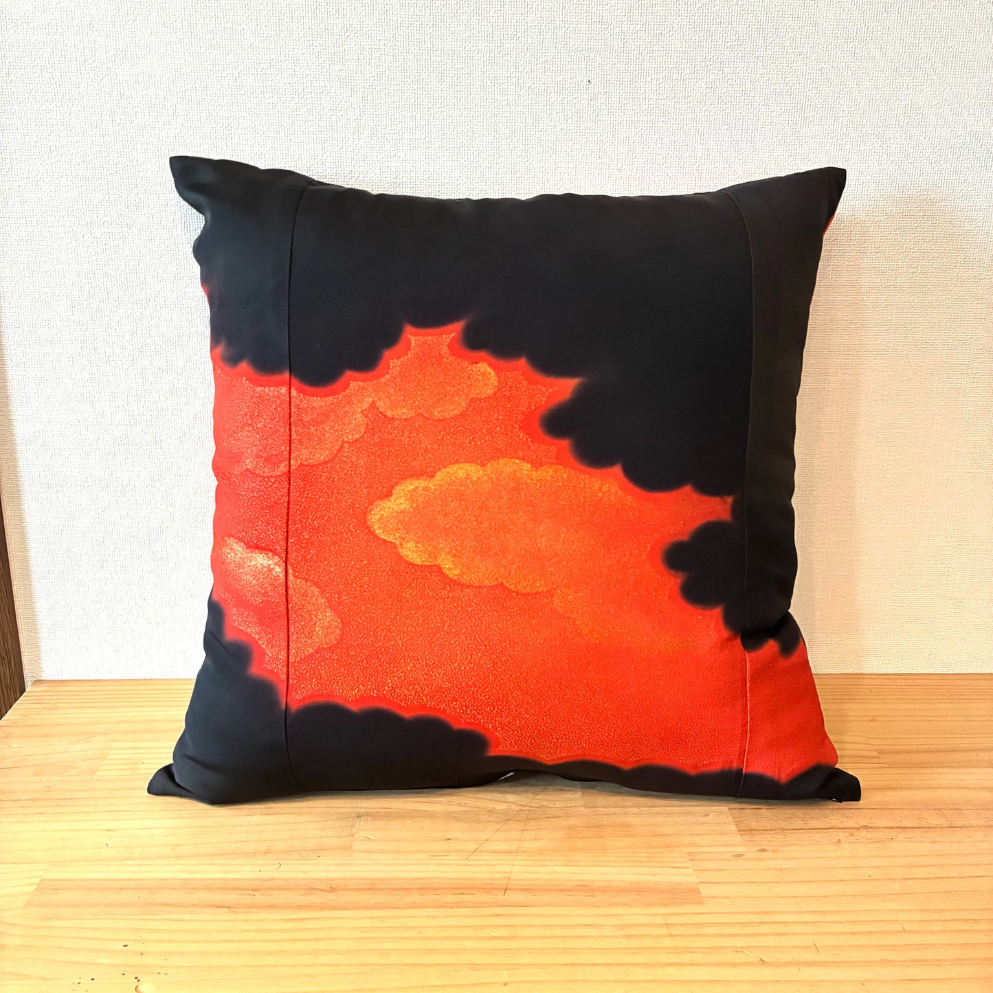 zivun Black Kurotomesode Reconstruction Cushion Cover | Red & Black Gradation Crane Pattern Modern Japanese One-of-a-kind 50x50cm [OLD FLIP]
