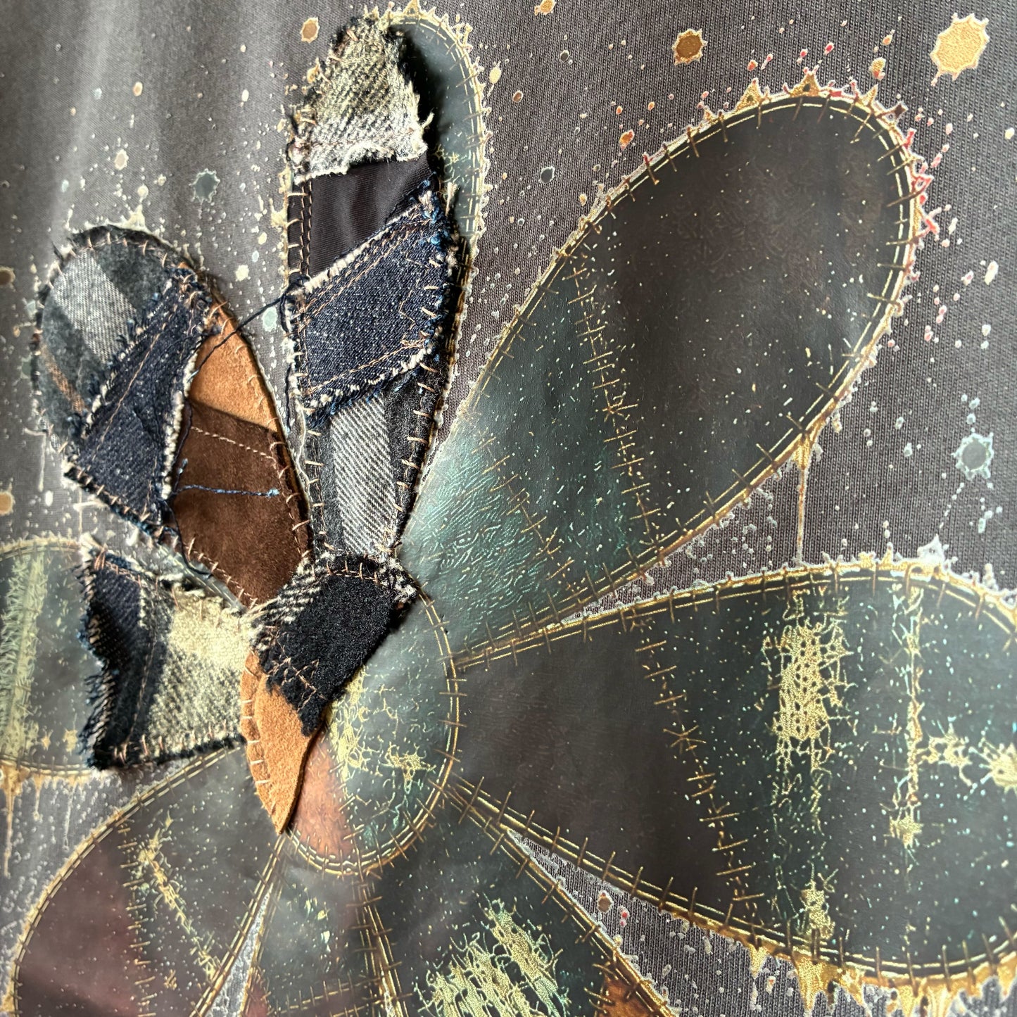 zivun Reconstructed Flower Art T-Shirt | One-of-a-Kind Upcycled Drawcord Tee Gray | OLD FLIP